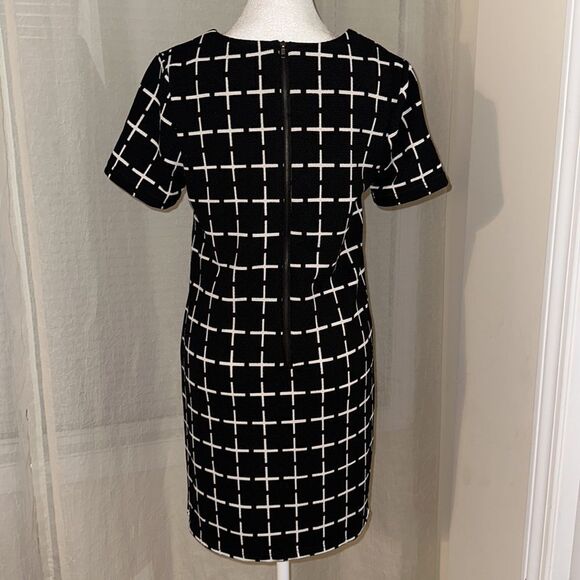 Romeo + Juliet M Black White Cross Print Short Sleeve V-Neck Shift Dress - Picture 4 of 13